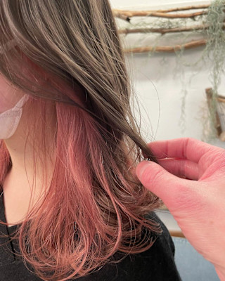 ピンクベージュ　インナーカラー　イヤリングカラー