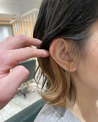 インナーカラー×ベージュ　イヤリングカラー