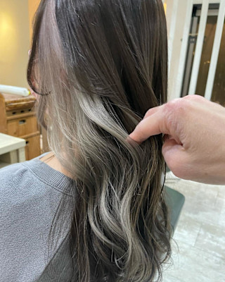 グレージュ×グレーシルバーインナーカラー