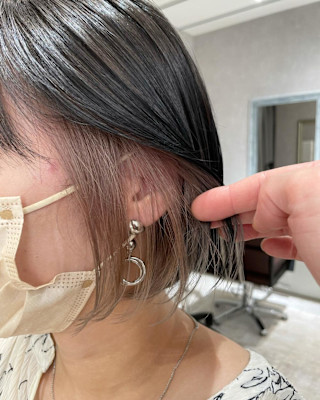 イヤリングカラー×ミルクティーベージュ　ボブ