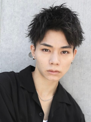 アップバング　ソフトツイストパーマ　黒髪短髪