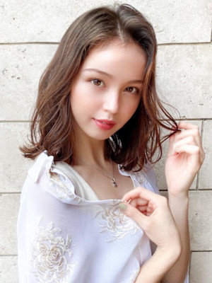 2wayバングでイメチェン顔まわりレイヤーのくびれヘアが人気