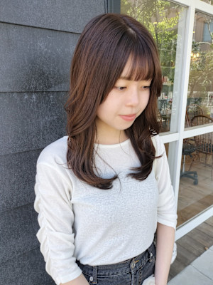 前髪を下ろしてかわいい雰囲気に。