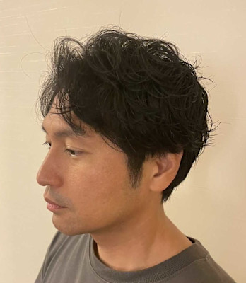 ナチュラルスパイラルパーマスタイル。ビジネスシーンにも。