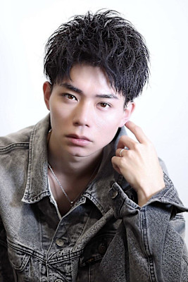 横顔カッコいい！アップバング！