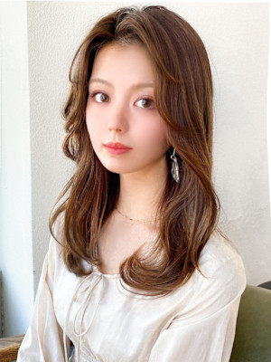 大人かわいいくびれヘアセミロング × ミルクティーベージュ