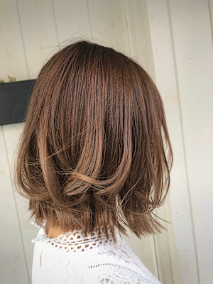 オフィスシーンでも大人気のミィディアムヘアー