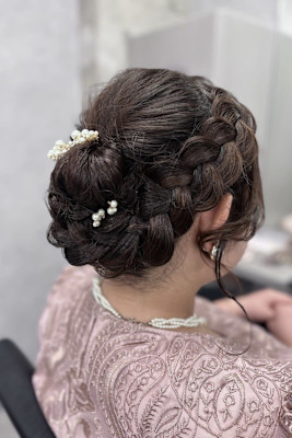 編み込み×シニヨンの上品アップスタイル