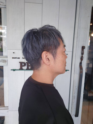 モノトーン系シルバーカラーで仕上げるツーブロックカット