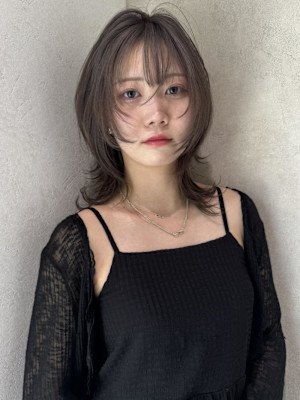 シルキーミルクティーベージュ　レイヤー 前髪　ウルフ　外ハネ