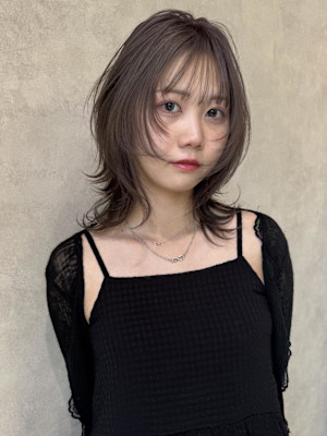 シルキーミルクティーベージュ　レイヤー 前髪　ウルフ　外ハネ