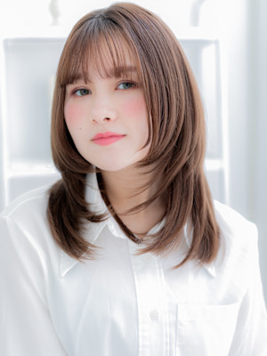 暗髪フェザーバングレイヤーカットセミディ　くすみベージュ