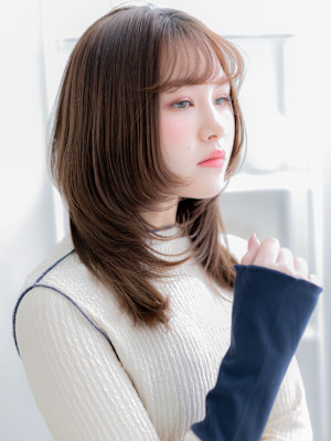 大人かわいい流し前髪小顔ひし形セミロング　くすみベージュ