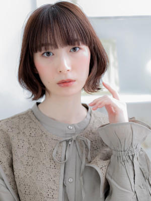 外ハネくびれカール切りっぱなしボブレイヤー　フェザーショート