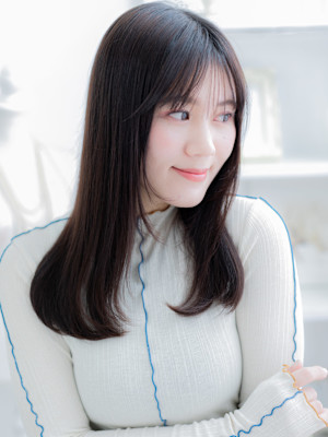 黒髪ブルーグレージュサラ艶ロングレイヤー　くすみベージュ