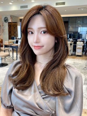 大人かわいいくびれヘアセミロング × ミルクティーベージュ