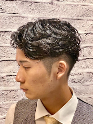 セットが楽になるセンターパーマ