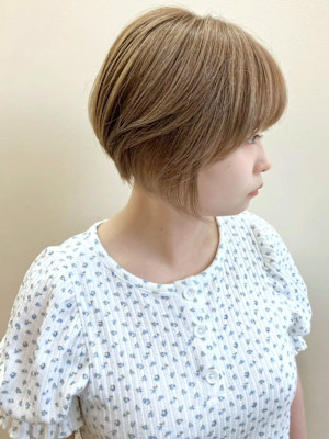 ハイトーン ミルクティーベージュ レイヤーボブ 前下がり