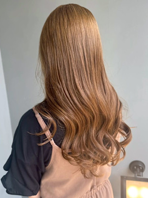 ミルクティーベージュ ハイトーンカラー 巻き髪アレンジ