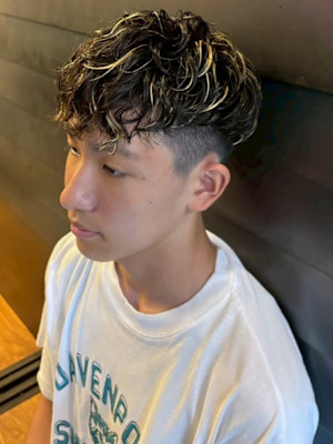 スパイラルパーマ 金髪メッシュ ツーブロック 刈り上げ