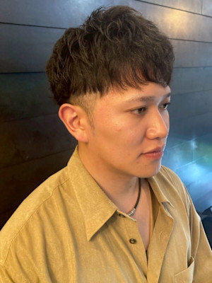 マッシュ ナチュラルパーマ ツーブロック 前髪あり 20代