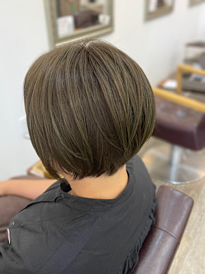 オリーブベージュ