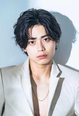 センターパート　ソフトツーブロック 無造作ショート 