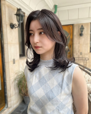 ミディアムレイヤーカット小顔前髪ワンカールグレージュ　