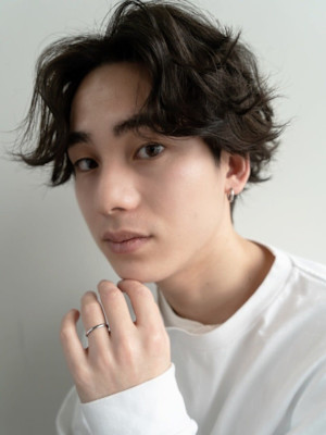 ブルーブラック　フェザーパーマ　サーフカール　センターパート