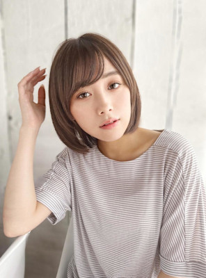 柔らかベージュのふんわりボブ