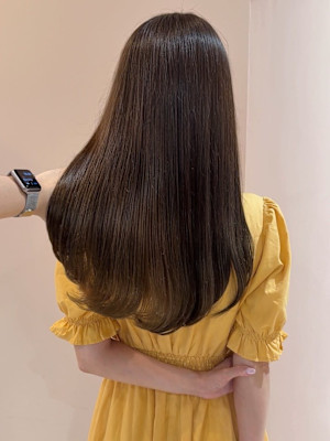 オリーブグレージュ 透明感カラー 艶髪 ストレート 20代