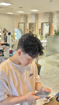 メンズツーブロセンターパートフェザーパーマ