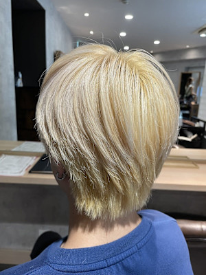 ホワイトブロンドショート