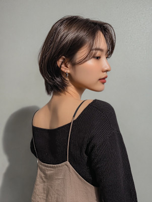 透明感ブラウンの大人ショートボブ