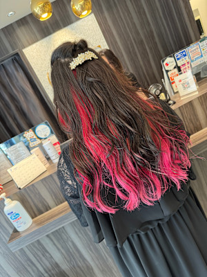 黒髪×ビビッドピンク