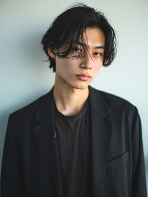 色気と余裕を纏うウェットセンターパート