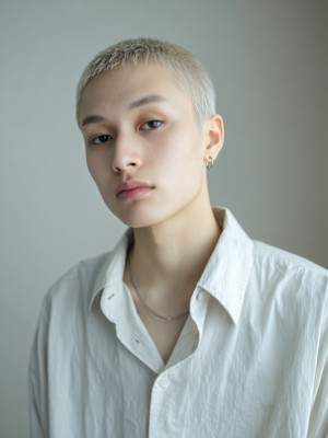 圧倒的存在感のホワイトベージュ坊主　