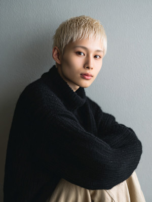 ホワイトブロンド×タイトショート　