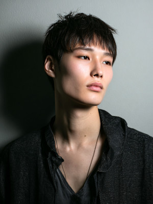 エッジ効かせた束感ショート×タイトシルエット　