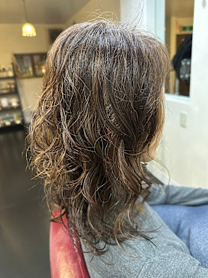 髪にボリュームを！ウェーブパーマスタイル