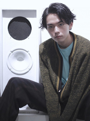 スパイキーショートブルーブラックフェザーパーマサーフカール