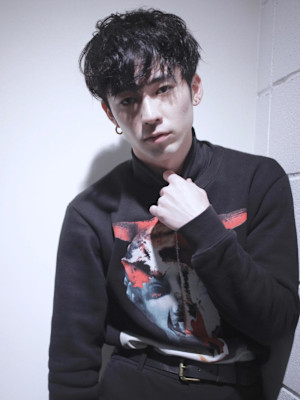 スパイキーショートブルーブラックフェザーパーマサーフカール