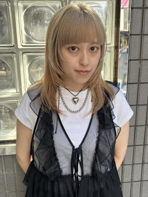 レイヤーカット×ベージュからー