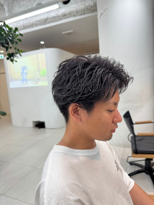 暗髪フェザーパーマ