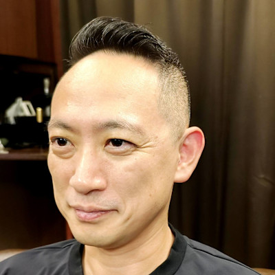 クラシカルスキンフェードで、より印象的かつ品あるメンズヘアに