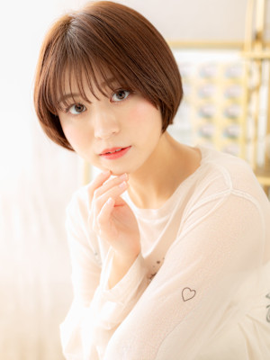 耳かけ大人かわいい小顔ショートマッシュボブ　フェザーショート