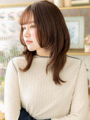 前髪パーマレイヤーカットミディアムウルフ　くすみベージュ