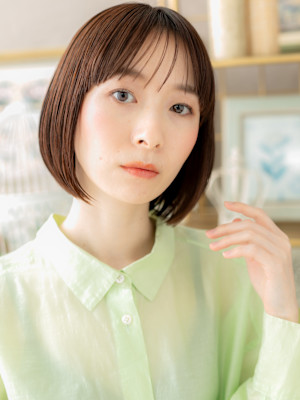 グレージュアッシュ前下がり切りっぱなしボブ　細めハイライト