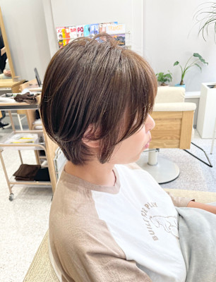 オリーブベージュ×ショートボブ