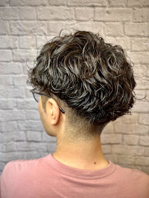 後ろ姿から決まる。カーリーパーマ